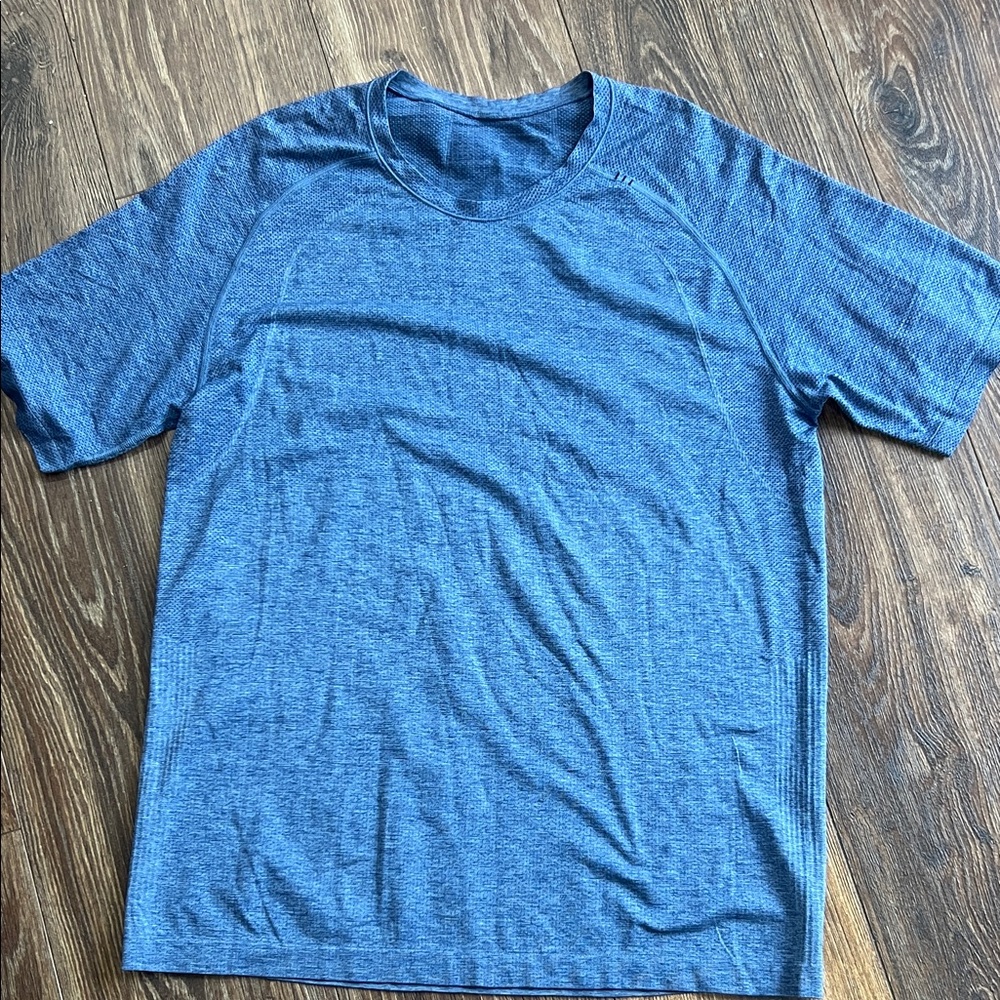 Lululemon Men's Metal Vent Tech Short Sleeve shirt.